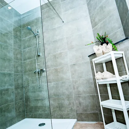 R0 Avec Salle De Bain Partagee Pres De L'hopital De La Citadelle A Homestay *